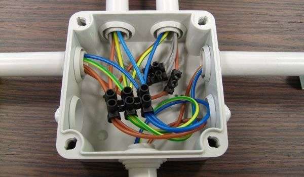 Λωρίδες και ακροδέκτες σύνδεσης