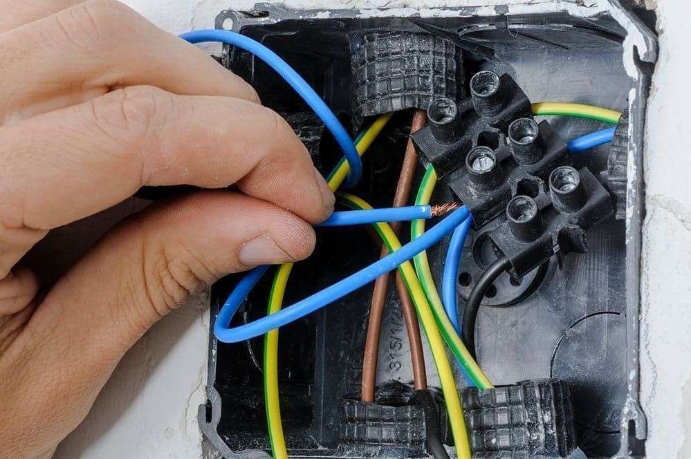 Κουτιά, ντουλάπια και περιβλήματα